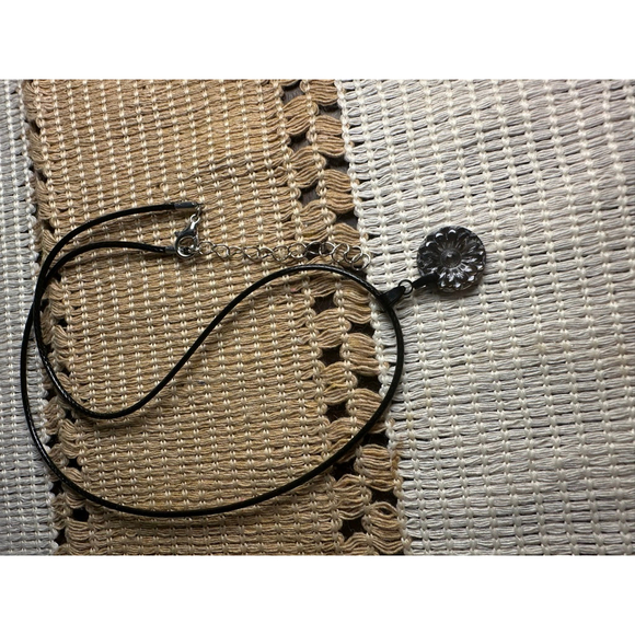 Dainty Round Black Shell Daisy Pendant Necklace - Picture 5 of 8